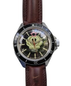 Orologio russo vintage Vostok Amphibia, quadrante nero con ancora e stella, 17 rubini, Made in URSS, lunetta girevole, datario e cinturino in pelle.