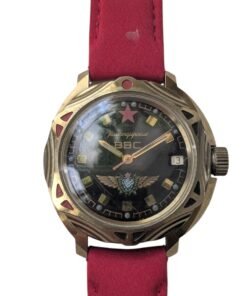 Orologio vintage sovietico Vostok Komandirskie VVS Air Force, quadrante nero, stella rossa, datario e cinturino rosso.
