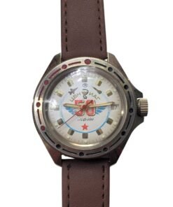 Orologio Vostok Komandirskie vintage russo, quadrante bianco commemorativo '50 anni' con ali, datario e cinturino marrone. Riferimento catalogo 78.