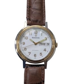 Orologio automatico vintage sovietico/russo Radius, quadrante bianco, indici arabi dorati, datario giorno/data, cinturino pelle marrone.