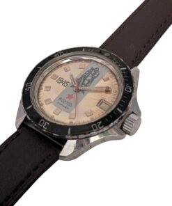 Orologio Vostok Komandirskie Della Vittoria – Meccanico Manuale 2414 - Grade B 11 Orologio russo Vostok Komandirskie vintage da collezione, quadrante crema 1945 con soldato, lunetta nera girevole e cinturino marrone, vista frontale destra.
