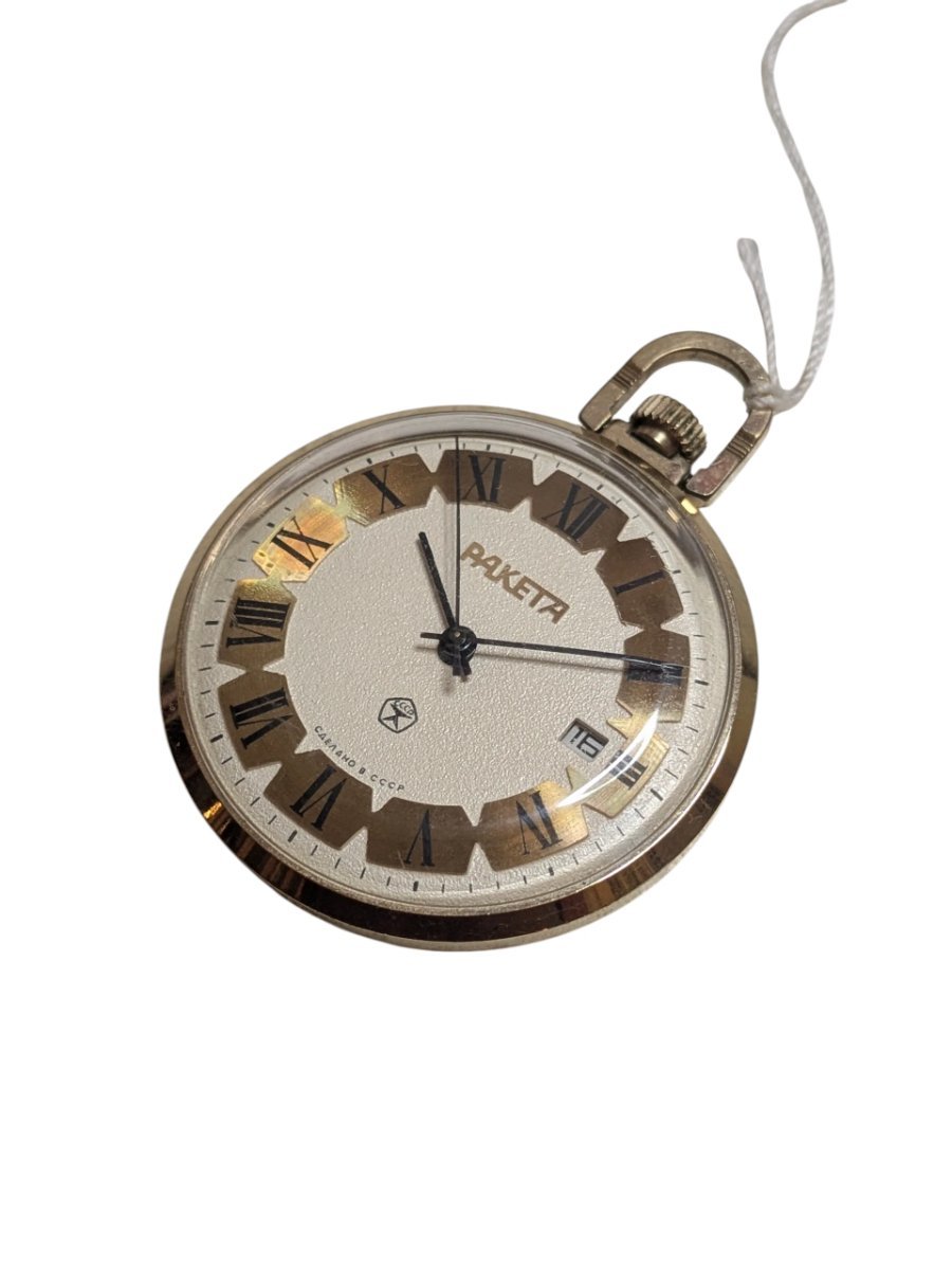 Orologio da tasca sovietico Raketa con marchio di qualità GOST - Grade B 7 Orologio da tasca vintage Raketa sovietico Made in USSR referenza 131, quadrante crema con numeri romani dorati e datario.