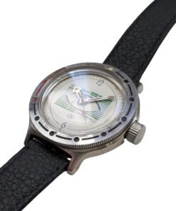 Orologio da collezione russo vintage Vostok Cosmopolis. Fronte destro, quadrante argento con dettagli verdi/blu, lunetta girevole, corona a vite e cinturino nero.