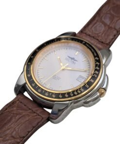 Orologio Sector ADV 1000 Quartz Anni ’90 Tachimetro Swiss Made - Grade B 18 Orologio Sector DV 1000 vintage Swiss Made con quadrante argento, dettagli dorati, lunetta tachimetrica e datario. Cinturino in pelle marrone.