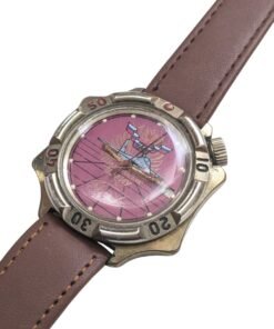 Vostok Komandirskie Scuola superiore di ingegneria aeronautica militare di Tambov – Grade B 13 Orologio Vostok Komandirskie vintage da collezione, quadrante rosa Forze Sottomarine Russe, lunetta girevole, cinturino marrone.