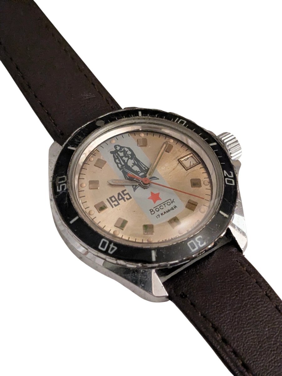 Orologio Vostok Komandirskie Della Vittoria – Meccanico Manuale 2414 - Grade B 6 Orologio Vostok Komandirskie vintage russo 1945, quadrante soldato, 17 rubini, lunetta girevole e datario. Icona sovietica da collezione.