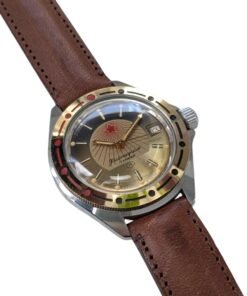 Orologio Vostok Komandirskie Rising Sun Meccanico Manuale URSS - Grade A 20 Orologio vintage Vostok Komandirskie sovietico, ref. 130, quadrante champagne con stella rossa, lunetta bicolore e 17 rubini, cinturino in pelle marrone.