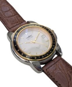 Orologio Sector ADV 1000 Quartz Anni ’90 Tachimetro Swiss Made - Grade B 19 Orologio vintage Sector ADV 1000 Swiss Made con quadrante bianco, datario, lunetta tachimetrica nera e cinturino in pelle marrone.