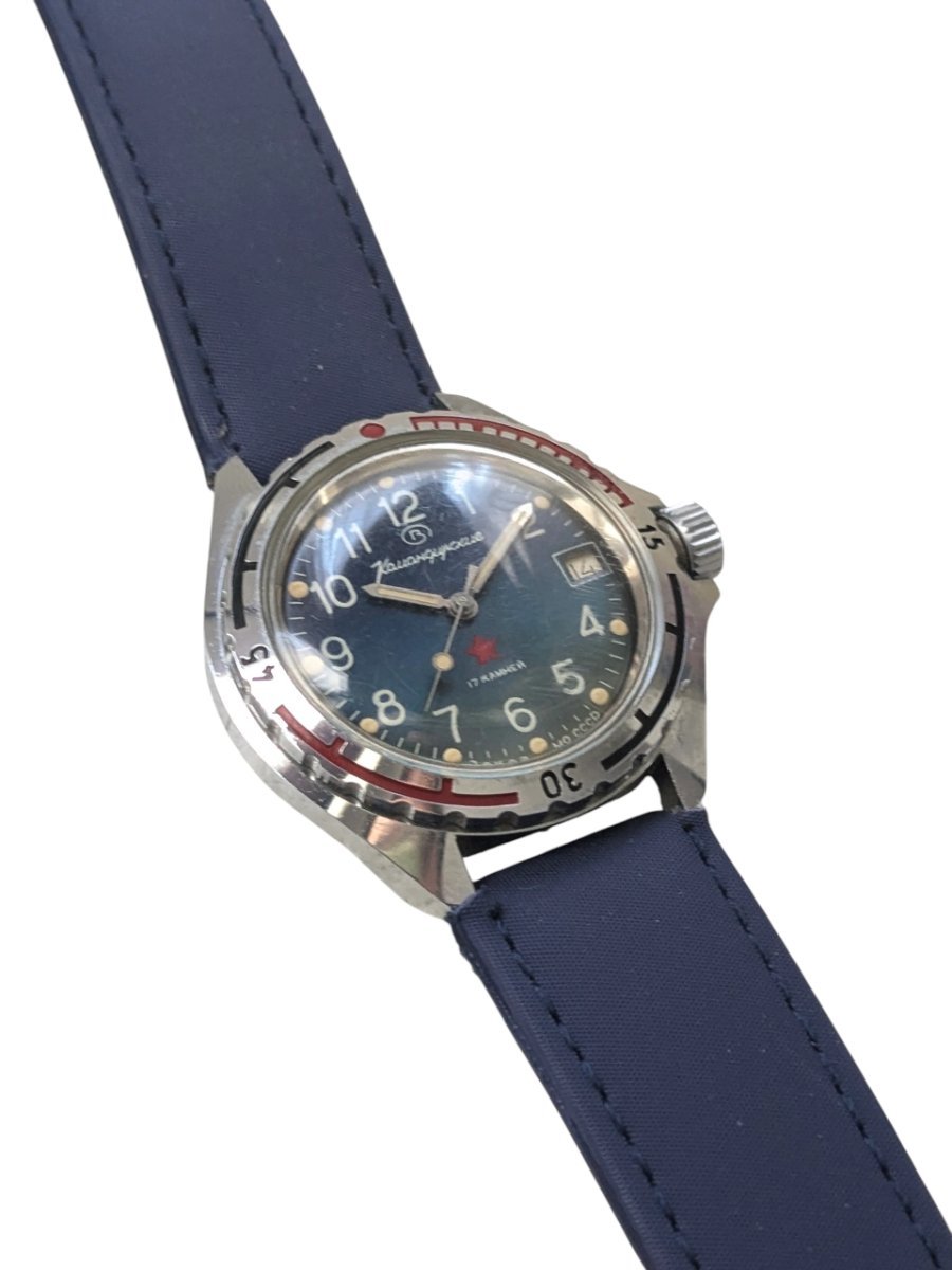Vostok Komandirskie 2414 Sovietico anni '80 quadrante blu – Grade B 6 Orologio Vostok Komandirskie vintage sovietico con quadrante blu, 17 rubini, datario e ghiera girevole bicolore. Cinturino in tessuto blu.