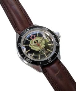 Orologio Vostok vintage russo catalogo 250, quadrante nero con rosa verde e stella rossa, lunetta girevole, datario, 17 rubini USSR, cinturino pelle marrone.