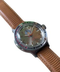 Orologio Vostok Komandirskie KGB vintage russo con quadrante champagne, datario e cinturino in pelle marrone. Perfetto per collezionisti.