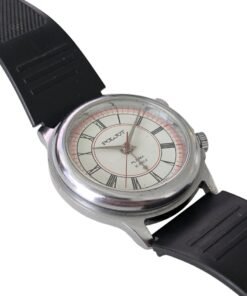 Orologio Poljot Alarm Calibro 2612.1 Anni 2000 Russia 18 Orologio Poljot Alarm sovietico vintage, 18 rubini, con quadrante crema a numeri romani e cinturino nero in gomma, vista frontale sinistra.