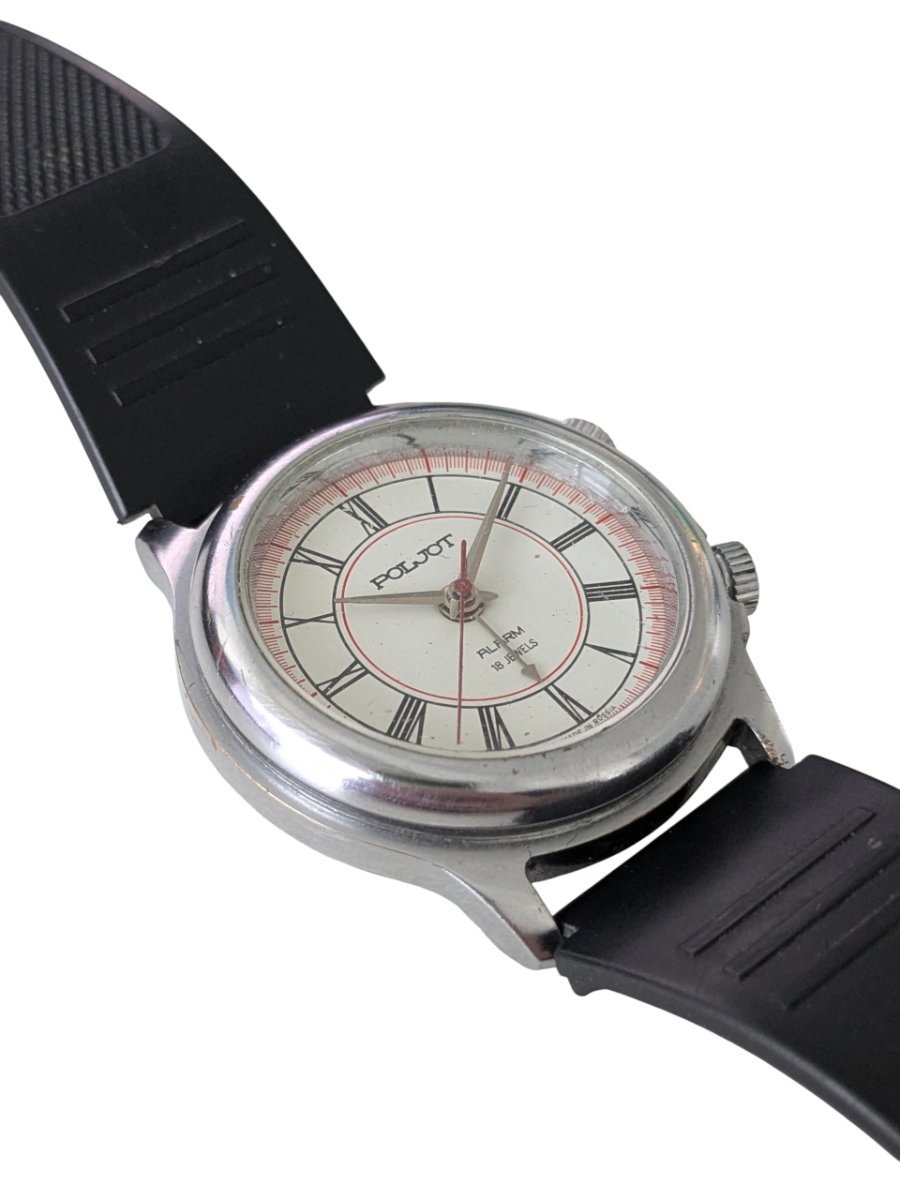 Orologio Poljot Alarm Calibro 2612.1 Anni 2000 Russia 9 Orologio Poljot Alarm sovietico vintage, 18 rubini, con quadrante crema a numeri romani e cinturino nero in gomma, vista frontale sinistra.