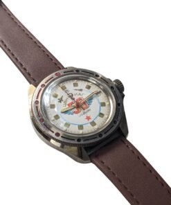 Orologio Vostok Komandirskie vintage russo, referenza 78, quadrante bianco con aquila militare, "Заказ МО СССР", datario e cinturino in pelle marrone.
