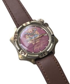 Vostok Komandirskie Scuola superiore di ingegneria aeronautica militare di Tambov – Grade B 14 Orologio vintage Vostok Komandirskie "Pacific Fleet" (VMF) con quadrante bordeaux e cinturino in pelle marrone.