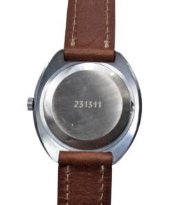 Retro di orologio russo vintage con fondello in acciaio, seriale 231311 e cinturino in pelle marrone.