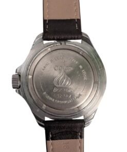 Orologio Vostok Komandirskie Della Vittoria – Meccanico Manuale 2414 - Grade B 13 Retro di orologio vintage Vostok Amphibia russo in acciaio, fondello "Made in USSR" con logo Vostok, numero seriale 032384 e dicitura "impermeabile".