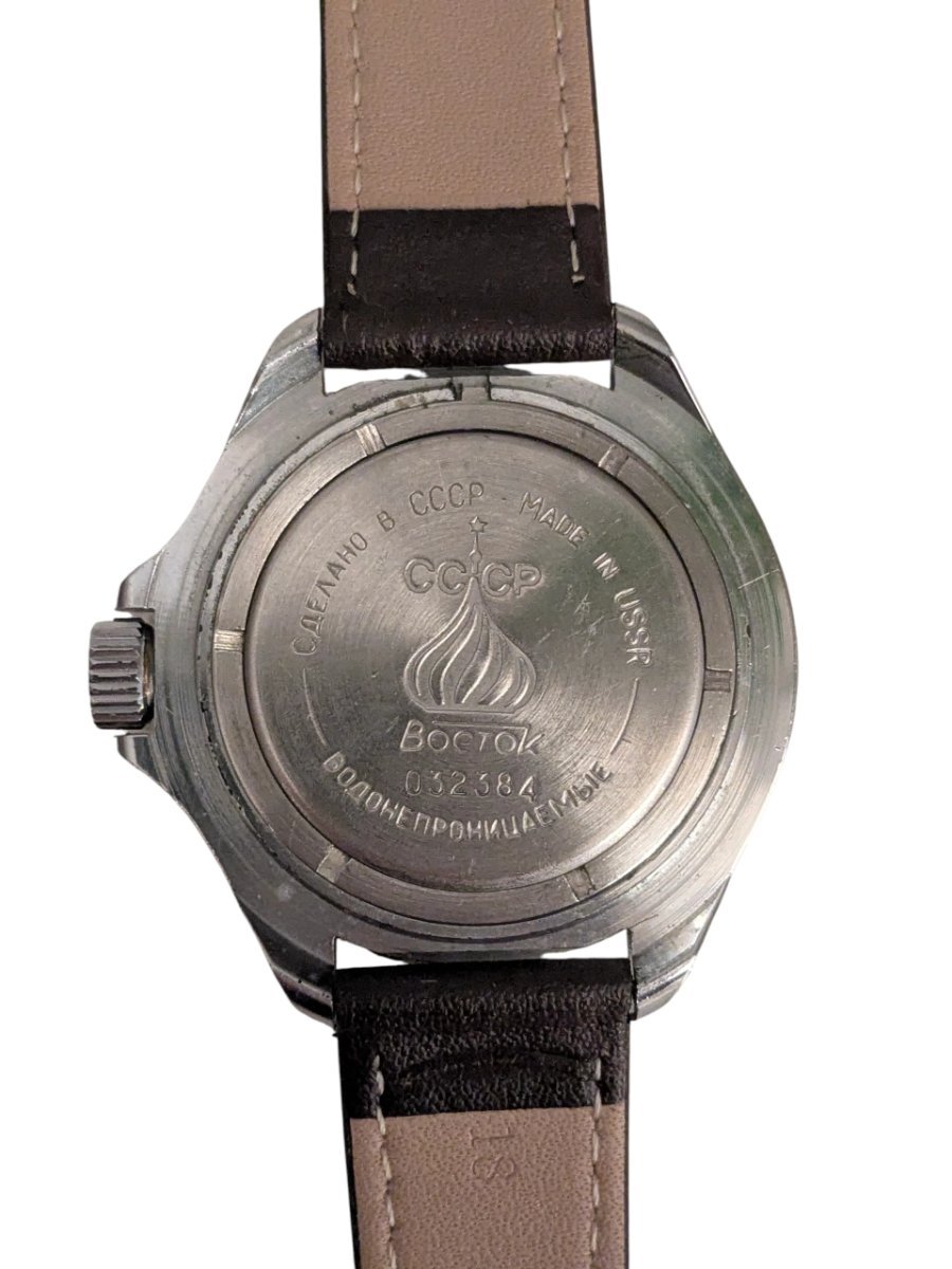 Orologio Vostok Komandirskie Della Vittoria – Meccanico Manuale 2414 - Grade B 7 Retro di orologio vintage Vostok Amphibia russo in acciaio, fondello "Made in USSR" con logo Vostok, numero seriale 032384 e dicitura "impermeabile".
