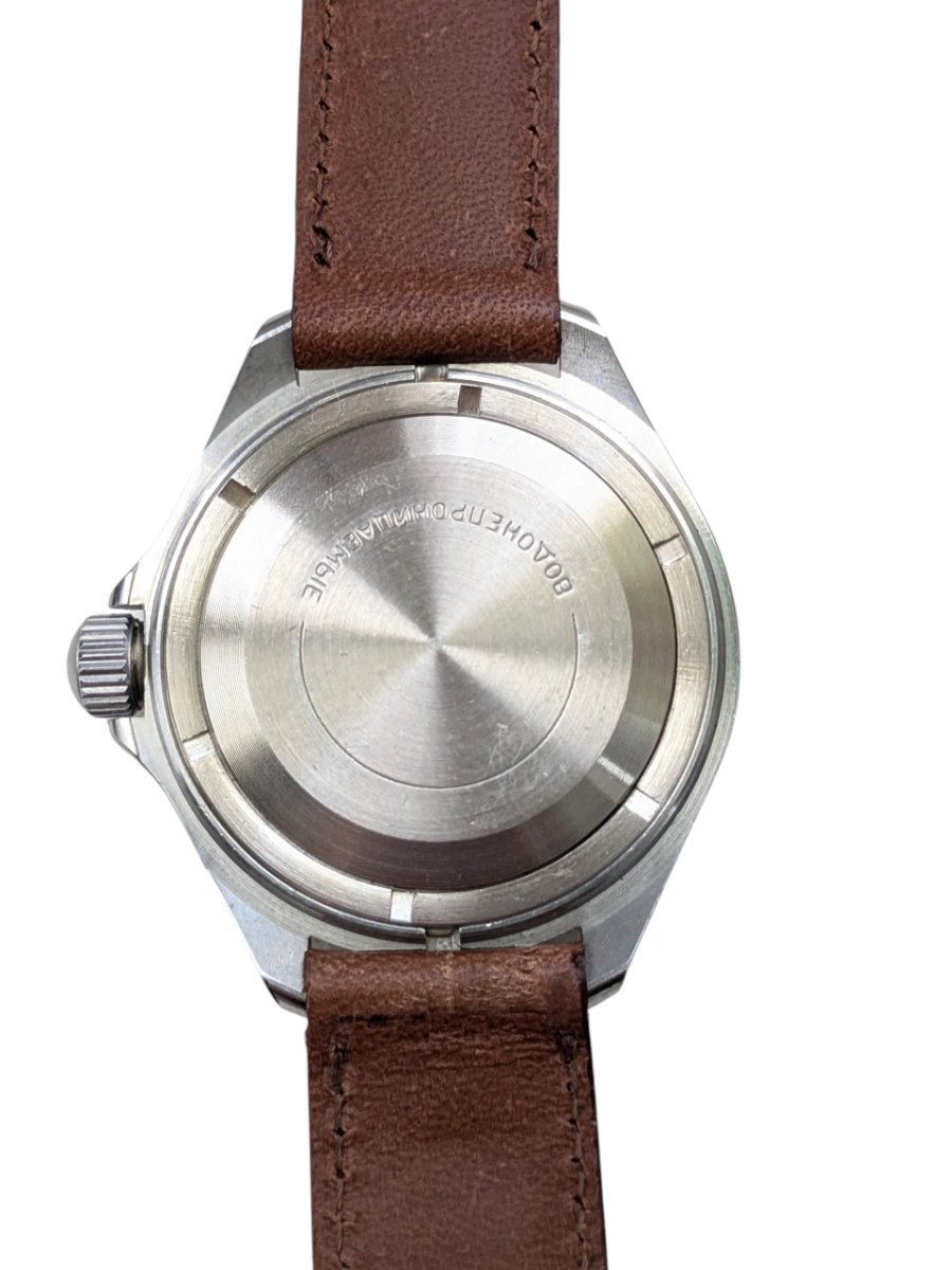Orologio Vostok Komandirskie Rising Sun Meccanico Manuale URSS - Grade A 11 Orologio russo vintage Vostok Amphibia, vista retro con fondello in acciaio spazzolato e cinturino in pelle marrone, resistente all'acqua.