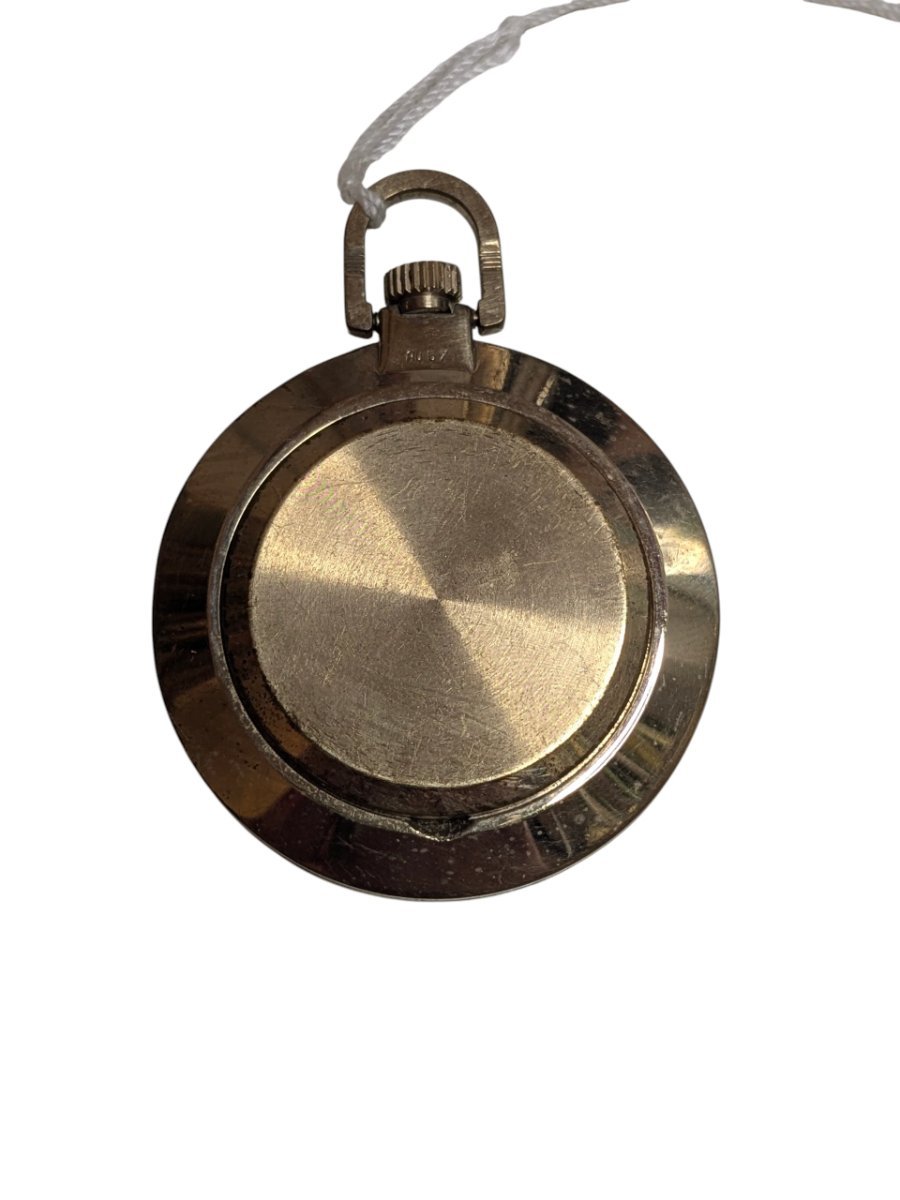 Orologio da tasca sovietico Raketa con marchio di qualità GOST - Grade B 9 Retro di un orologio sovietico vintage da collezione, cassa dorata lucida con fondello liscio e corona zigrinata.