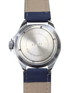 Vostok Komandirskie 2414 Sovietico anni '80 quadrante blu – Grade B 14 Orologio russo vintage Vostok Amphibia, fondello in acciaio con seriale 639271 e scritta "Impermeabile", cinturino blu e beige.