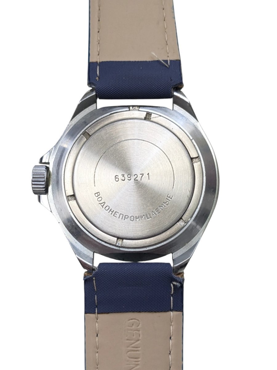 Vostok Komandirskie 2414 Sovietico anni '80 quadrante blu – Grade B 7 Orologio russo vintage Vostok Amphibia, fondello in acciaio con seriale 639271 e scritta "Impermeabile", cinturino blu e beige.