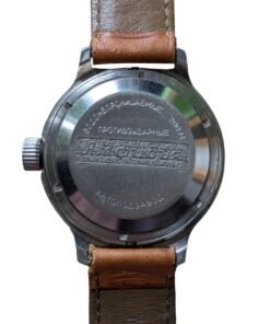 Orologio russo Vostok Amphibia automatico vintage, fondello inciso con resistenza 200m, shock-resistant e cinturino in pelle marrone, vista posteriore.