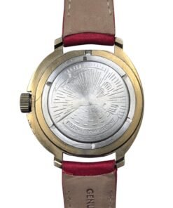 Retro orologio vintage russo Vostok Komandirskie con cassa dorata, fondello avvitato inciso "Water Resistant" e motivo sole/mare, cinturino rosso.