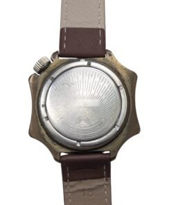 Vostok Komandirskie Scuola superiore di ingegneria aeronautica militare di Tambov – Grade B 15 Retro di orologio russo vintage Vostok Komandirskie riferimento 81, con fondello a vite inciso e cinturino in pelle, che indica resistenza all'acqua.