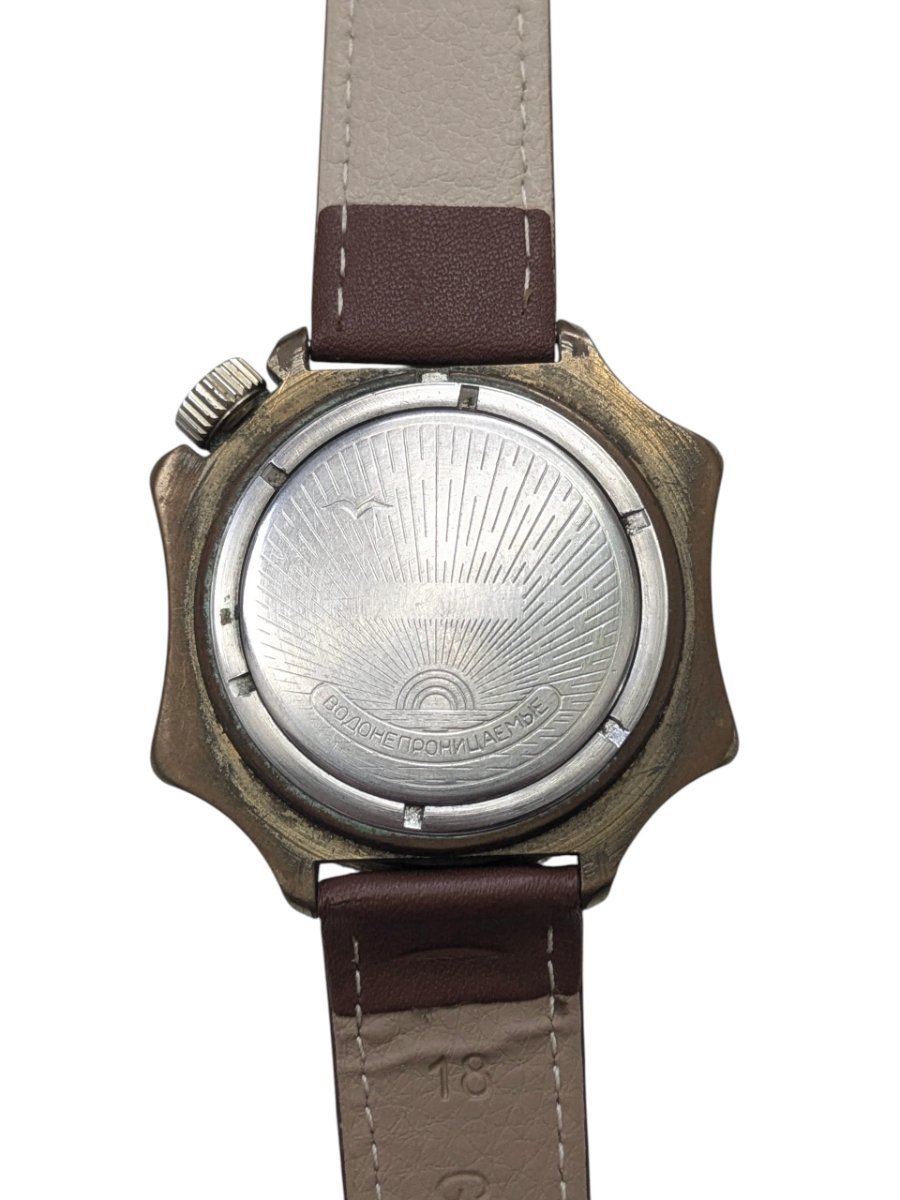 Vostok Komandirskie Scuola superiore di ingegneria aeronautica militare di Tambov – Grade B 8 Retro di orologio russo vintage Vostok Komandirskie riferimento 81, con fondello a vite inciso e cinturino in pelle, che indica resistenza all'acqua.
