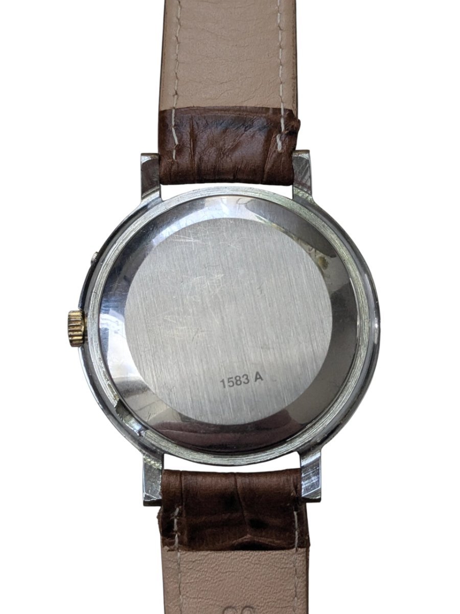 Radius Automatico Vintage Cassa Bicolore Calibro Slava 2427 – Grade B 8 Orologio russo vintage, vista posteriore: fondello metallico con incisione 1583 A e cinturino in pelle marrone.