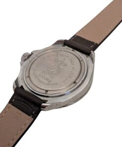 Orologio Vostok Komandirskie Della Vittoria – Meccanico Manuale 2414 - Grade B 9 Orologio Vostok Amphibia vintage sovietico, fondello "Made in USSR" e "Waterproof" con seriale 032384. Cassa argentata, cinturino in pelle nero, vista retro destro. Riferimento 119.