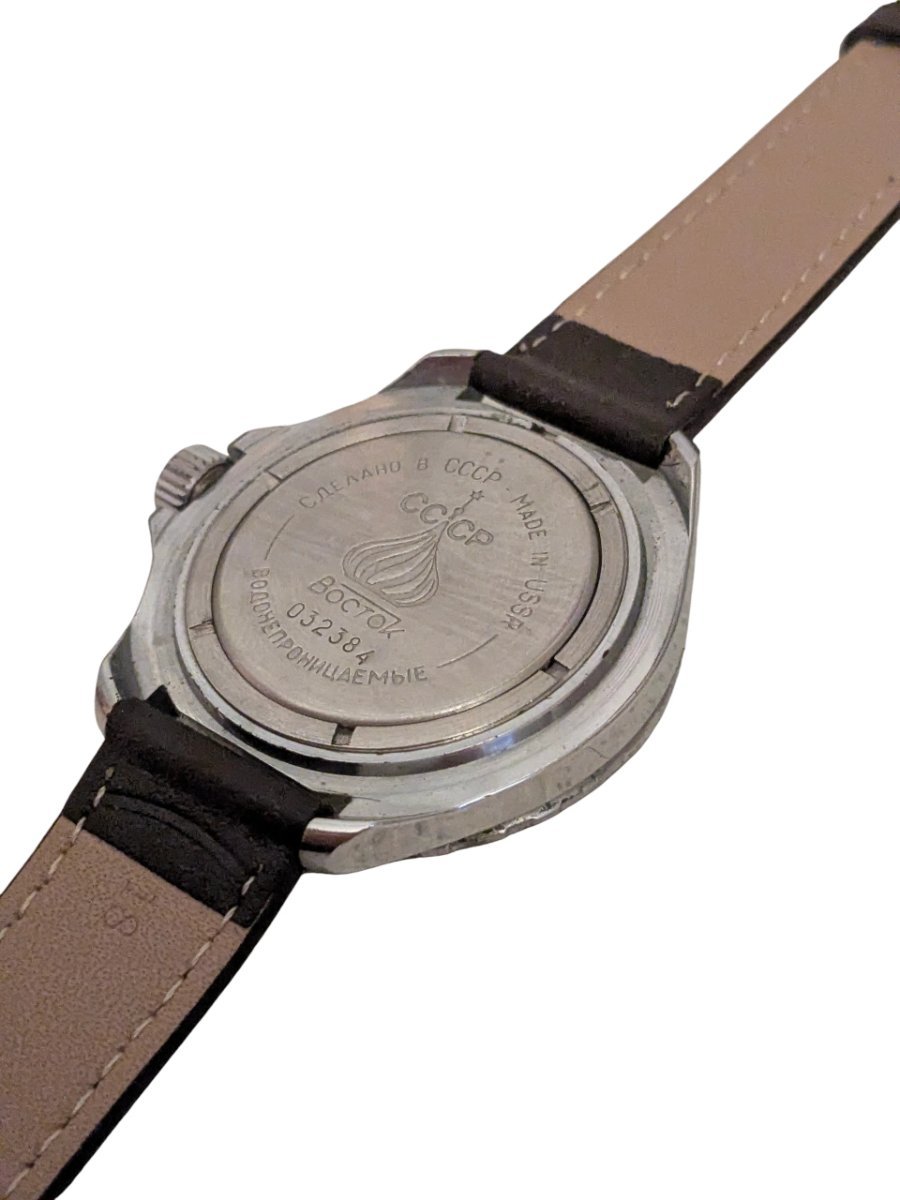 Orologio Vostok Komandirskie Della Vittoria – Meccanico Manuale 2414 - Grade B 3 Orologio Vostok Amphibia vintage sovietico, fondello "Made in USSR" e "Waterproof" con seriale 032384. Cassa argentata, cinturino in pelle nero, vista retro destro. Riferimento 119.