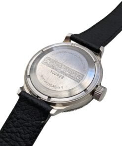 Orologio vintage Vostok Amphibia russo, retro con fondello inciso 200M impermeabile, antiurto, corona a vite e cinturino in pelle nero.
