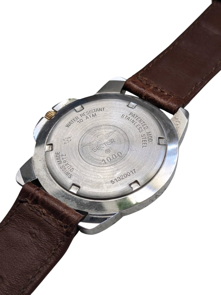Orologio Sector ADV 1000 Quartz Anni ’90 Tachimetro Swiss Made - Grade B 6 Retro destro orologio Sector vintage svizzero al quarzo. Fondello in acciaio inox, Water Resistant 10 ATM, numero 1000.