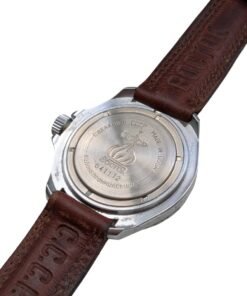 Orologio Vostok vintage sovietico "Made in USSR", fondello con logo Vostok, numero 041112 e "Vodonepronitsaemye". Cinturino pelle marrone Vostok e CCCP.