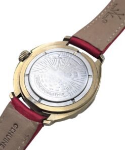 Orologio da collezione russo vintage, fondello con scritta 'Waterproof' (ВОДОНЕПРОНИЦАЕМЫЕ), design uccello e raggi, cinturino in pelle rossa.