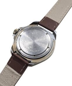 Retro destro orologio Vostok Amphibia vintage sovietico impermeabile con fondello a vite e cinturino in pelle marrone.