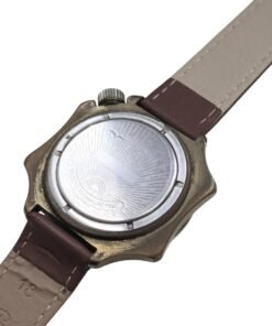Vostok Komandirskie Scuola superiore di ingegneria aeronautica militare di Tambov – Grade B 11 Orologio russo vintage Vostok Komandirskie, fondello водонепроницаемые con logo gabbiano, cassa patinata, cinturino in pelle marrone, vista posteriore destra.