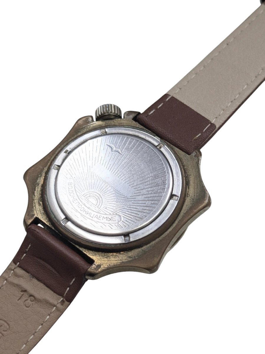 Vostok Komandirskie Scuola superiore di ingegneria aeronautica militare di Tambov – Grade B 4 Orologio russo vintage Vostok Komandirskie, fondello водонепроницаемые con logo gabbiano, cassa patinata, cinturino in pelle marrone, vista posteriore destra.