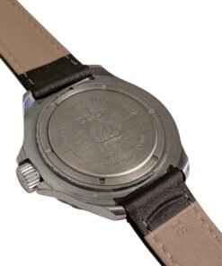 Orologio Vostok Komandirskie Della Vittoria – Meccanico Manuale 2414 - Grade B 10 Orologio vintage Vostok sovietico, fondello in acciaio con incisioni "Made in USSR", "Водонепроницаемые" e numero 032384. Cinturino in pelle marrone.