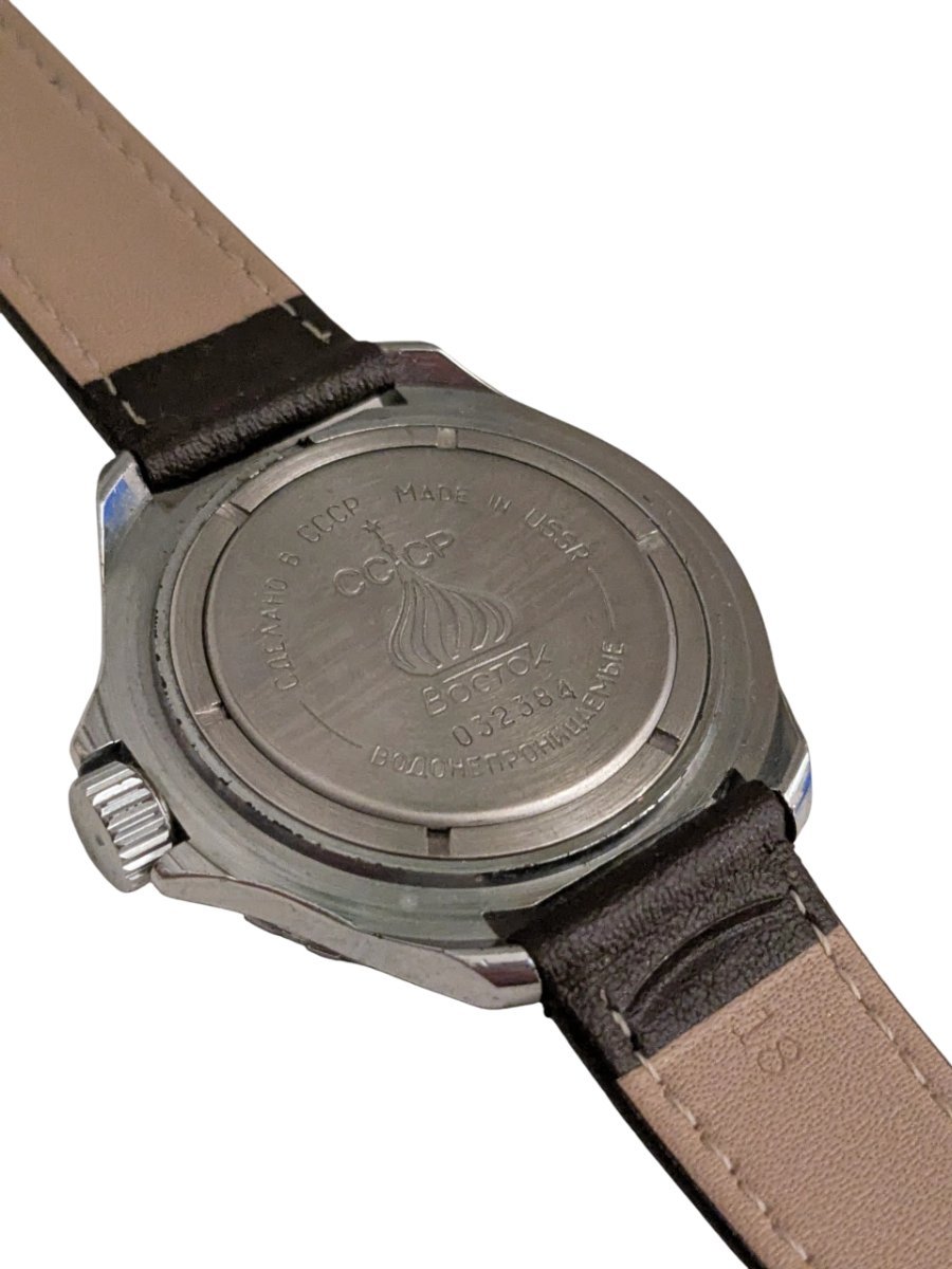 Orologio Vostok Komandirskie Della Vittoria – Meccanico Manuale 2414 - Grade B 4 Orologio vintage Vostok sovietico, fondello in acciaio con incisioni "Made in USSR", "Водонепроницаемые" e numero 032384. Cinturino in pelle marrone.