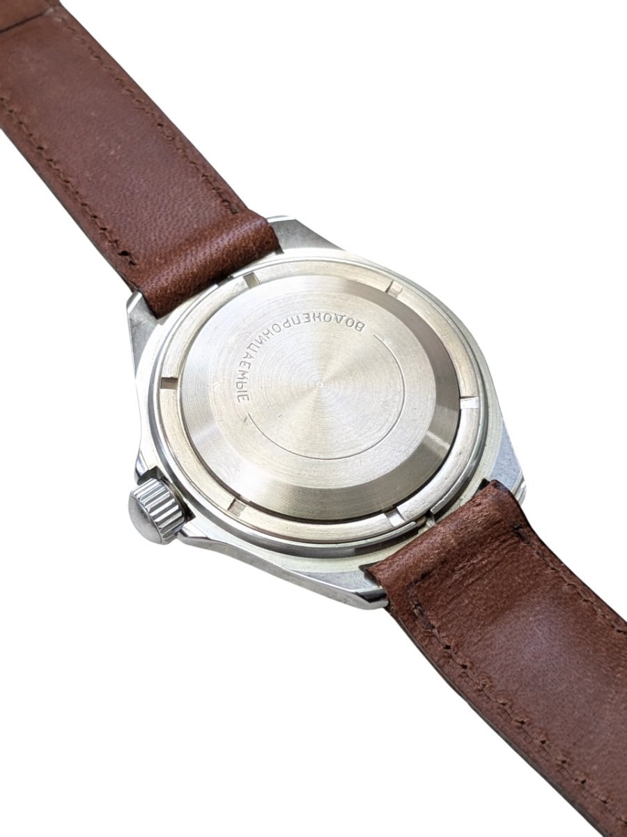 Orologio Vostok Komandirskie Rising Sun Meccanico Manuale URSS - Grade A 8 Orologio Vostok Amphibia vintage russo con fondello a vite "impermeabile" e corona a vite, cinturino in pelle marrone.