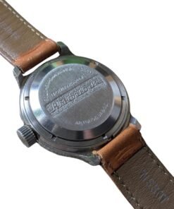 Orologio Vostok Amphibia automatico vintage, fondello in acciaio inox con scritte cirilliche, resistente 200M, e cinturino in pelle marrone, vista retro.