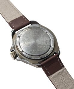 Orologio Vostok Amphibia sovietico vintage, vista retro sinistro con fondello a vite "ВОДОНЕПРОНИЦАЕМЫЕ" e cinturino in pelle marrone. Riferimento 78.