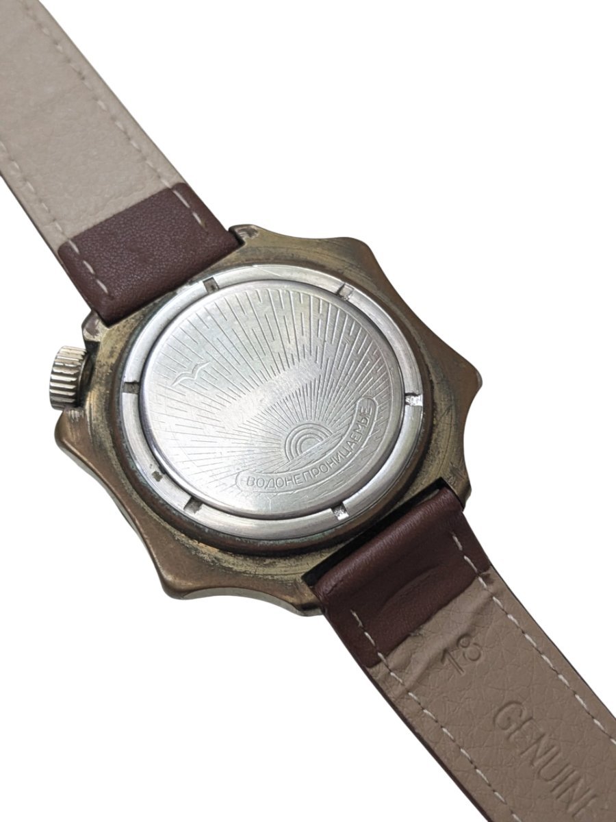 Vostok Komandirskie Scuola superiore di ingegneria aeronautica militare di Tambov – Grade B 5 Retro di orologio sovietico vintage Vostok Amphibia con cassa patinata, fondello in acciaio inox "ВОДОНЕПРОНИЦАЕМЫЕ" e cinturino in pelle marrone.