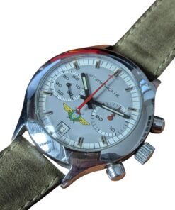 Orologio Sturmanskie Cronografo Calibro 3133 Anni 90 Russia 11 Orologio Sturmanskie vintage sovietico/russo, cronografo con quadrante argentato, logo aviazione, datario e cinturino in pelle.