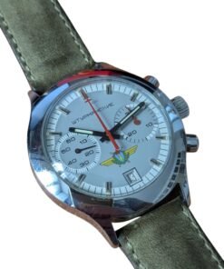 Orologio Sturmanskie Cronografo Calibro 3133 Anni 90 Russia 12 Orologio cronografo vintage russo Poljot Sturmanskie 3133 con quadrante argento, emblematico logo aeronautico e cinturino in pelle verde.
