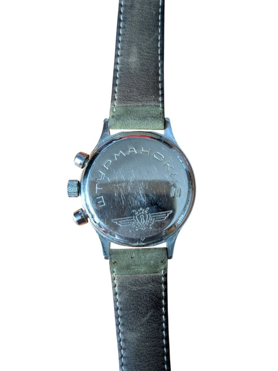 Orologio Sturmanskie Cronografo Calibro 3133 Anni 90 Russia 7 Orologio cronografo Poljot Shturmanskie sovietico vintage da collezione, fondello inciso con logo alato e cinturino in pelle.