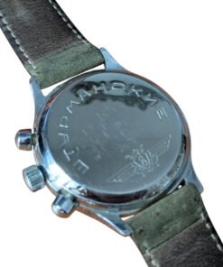 Orologio Sturmanskie Cronografo Calibro 3133 Anni 90 Russia 9 Fondello inciso di orologio russo vintage Vostok Komandirskie con scritta cirillica e stemma alato, cinturino in pelle.